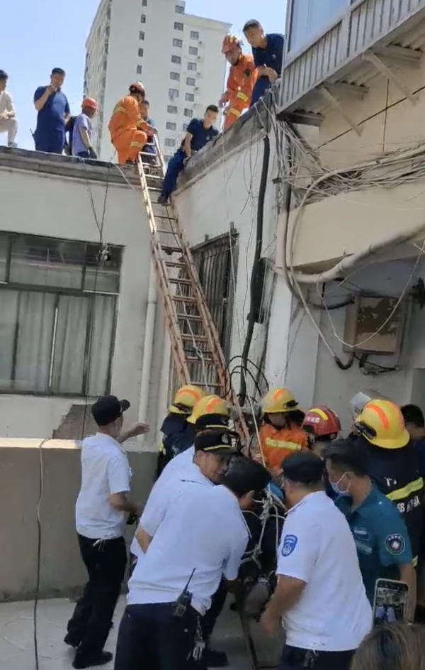 脚手架|一工人在脚手架上干活时被不明坠落物砸昏